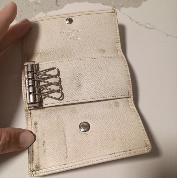 Authentic LOUIS VUITTON Epi 4 Hooks Key Case - Picture 3 of 5